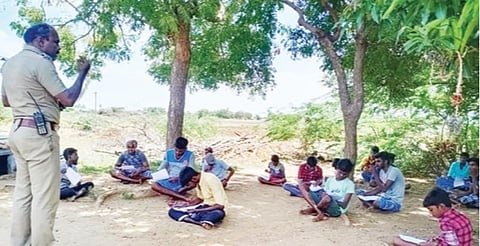 காவல் பணிக்கு இடையே இளைஞர்களை திரட்டி போட்டித் தேர்வு குறித்து வகுப்பு நடத்தி ஊக்கம் அளிக்கும் உதவி ஆய்வாளர் தர்மராஜ்.