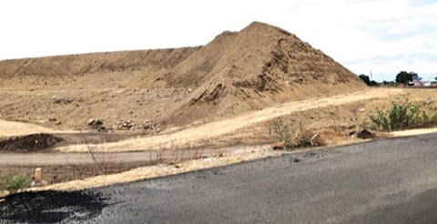 மதுரை-தூத்துக்குடி இடையே அருப்புக்கோட்டை வழியாக ரயில் பாதை அமைக்கும் திட்டத்தில் தூத்துக்குடி குறுக்குச் சாலை அருகே நடைபெறும் ரயில்வே மேம்பாலம் அமைக்கும் பணி. படம்: எஸ்.கோமதிவிநாயகம்