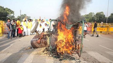 டெல்லி, இந்தியா கேட் பகுதியில் ட்ராக்டர் எரிக்கப்படும் காட்சி. | படம்: சிறப்பு ஏற்பாடு.
