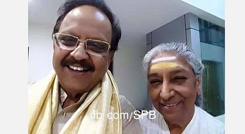 ’’நானும் எஸ்.பி.பி.யும் இசையிலும் பாட்டிலும் விளையாடினோம்; குழந்தை எஸ்.பி.பி. ஆஸ்பத்திரியில் எவ்வளவு கஷ்டப்பட்டானோ?’’ - பாடகி எஸ்.ஜானகி கண்ணீர்