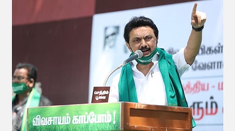 ஏழைத் தாயின் மகனும் விவசாயியின் மகனும் விவசாயிகளுக்குக் கெடுதல்களைச் செய்கிறார்கள்: ஸ்டாலின் விமர்சனம்