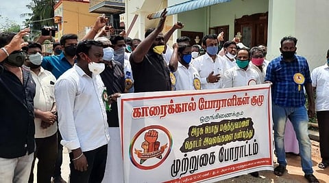 காரைக்காலில் அரசு பொது மருத்துவமனையைச் சீரமைக்கக் கோரி ஆர்ப்பாட்டத்தில் ஈடுபட்ட காரைக்கால் போராளிகள் குழுவினர்.