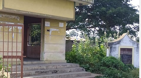 கதவின்றித் திறந்த நிலையில் உள்ள அலுவலகம்