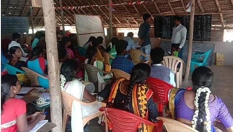 கறம்பக்குடி டாக்டர் அம்பேத்கர் இலவசப் பயிற்சி மையத்தில் நடைபெறும் போட்டித் தேர்வு வகுப்பு.