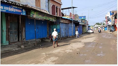 கடைகள் அடைக்கப்பட்டதால் வெறிச்சோடிக் காணப்படும் சமயபுரம் கடைவீதி.