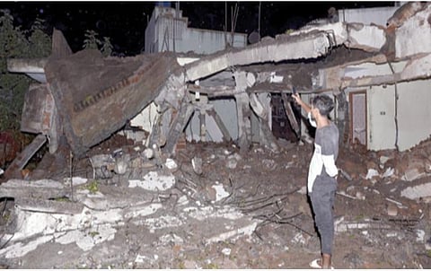 புதுச்சேரி அரியாங்குப்பத்தில் பட்டாசு வெடித்து தரை மட்டமான 2 வீடுகள். படம்: எம்.சாம்ராஜ்