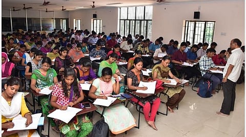 கோவை அரசு கலைக் கல்லூரி ஐஏஎஸ் பயிற்சி மையத்தில் சிவில் சர்வீஸ் தேர்வுக்குத் தயாராகி வரும் மாணவர்கள்.