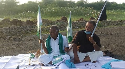 உண்ணாவிரதம் இருந்த ம.ப.சின்னத்துரை, எஸ்.சம்சுதீன்.