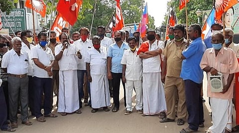 தொழிலாளர்கள், பயணிகள் பாதுகாப்புடன் நூறு சதவீத பேருந்துகளை இயக்க வலியுறுத்தி ஆர்ப்பாட்டம்