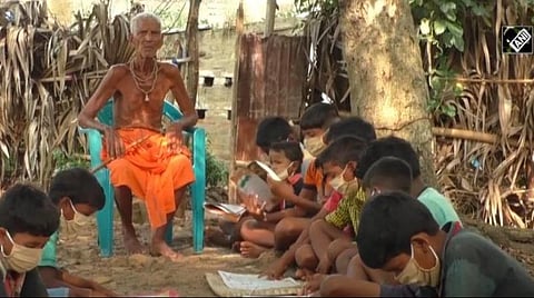 75 ஆண்டுகளாக ஒரு பைசா கூடக் கட்டணம் வாங்காமல் கிராமத்தினருக்குக் கற்பித்து வரும் 104 வயது முதியவர்