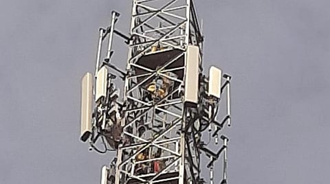 செல்போன் டவரில் ஏறி இளைஞர் தற்கொலை மிரட்டல்: தீயணைப்புப் படையினர் பாதுகாப்பாக மீட்பு