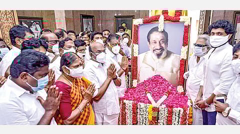 நடிகர் திலகம் சிவாஜிகணேசனின் பிறந்தநாளை முன்னிட்டு, சென்னை அடையாறில் உள்ள அவரது மணிமண்டபத்தில் அலங்கரித்து வைக்கப்பட்டிருந்த அவரின் படத்துக்கு துணை முதல்வர் ஓ.பன்னீர்செல்வம் மலர்தூவி மரியாதை செலுத்தினார். உடன் அமைச்சர்கள் டி.ஜெயக்குமார், க.பாண்டியராஜன், பா.பெஞ்சமின் மற்றும் பாடநூல் கழகத் தலைவர் பா.வளர்மதி, செய்தி மக்கள் தொடர்புத் துறை இயக்குநர் சங்கர், நடிகர்கள் ராம்குமார், விக்ரம்பிரபு உள்ளிட்டோர். படம்: பு.க.பிரவீன்