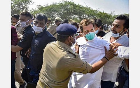 ராகுல்காந்தி கைது செய்யப்பட்டதை கண்டித்து சாலை மறியலில் ஈடுபட்ட கே.எஸ்.அழகிரி, ஜோதிமணி கைது