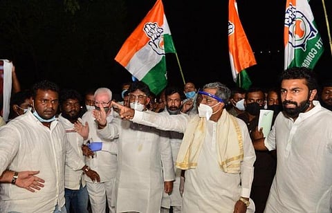 ராகுல் காந்தி தாக்கப்பட்டதைக் கண்டித்து பெங்களூருவில் காங்கிரஸ் மூத்த தலைவர்கள் டி.கே.சிவகுமார், சித்தராமையா உள்ளிட்டோர் ஆர்ப்பாட்டம் நடத்தினர்