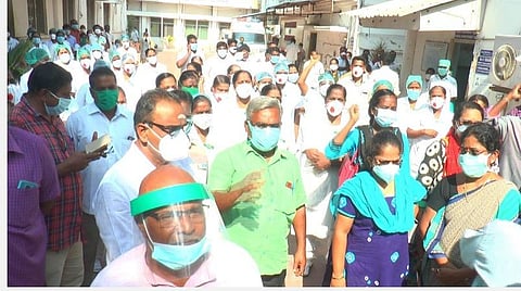 அரசு பொது மருத்துவமனையில் போராட்டத்தில் ஈடுபட்ட ஊழியர்கள்.