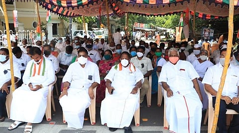 ராகுல் தாக்கப்பட்டதைக் கண்டித்து புதுச்சேரி முதல்வர், அமைச்சர்கள் உண்ணாவிரதம்: மோடி தலைமையில் சர்வாதிகார ஆட்சி- நாராயணசாமி விமர்சனம்