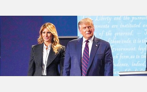 அமெரிக்க அதிபர் தேர்தல் தொடர்பாக கடந்த 29-ம் தேதி, கிளவ்லேண்ட் கேஸ் வெஸ்ட்ர்ன் பல்கலைக்கழகத்தில் விவாதம் நடைபெற்றது. இதில் எதிர்க்கட்சி வேட்பாளர் ஜோ பிடனுடன் விவாதம் நடத்திய அதிபர் ட்ரம். அருகில் அவரது மனைவி மெலனியா. படம்: பிடிஐ