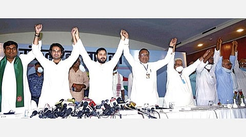 பிஹார் தலைநகர் பாட்னாவில் ராஷ்ட்ரிய ஜனதா தள தலைவர் லாலுவின் மகன்கள் தேஜஸ்வி, தேஜ் பிரதாப், மாநில காங்கிரஸ் பொறுப்பாளர் அவினாஷ் பாண்டே மற்றும் மெகா கூட்டணி கட்சிகளின் தலைவர்கள் கூட்டாக நேற்று செய்தியாளர்களுக்கு பேட்டி அளித்தனர். படம்: பிடிஐ