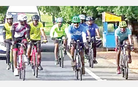 வடகிழக்கு பருவ மழை இடர்பாடுகளை எதிர்கொள்ள தீயணைப்பு வீரர்களை உற்சாகப்படுத்தும் வகையில் சைக்கிள் பயணத்தை தொடங்கிய டிஜிபி சைலேந்திரபாபு ஈரோடு மாவட்டம் சத்தியமங்கலம் வழியாக சென்றார்.