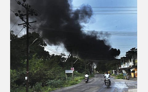 புதுச்சேரி அடுத்த சேதராப்பட்டு தொழிற்பேட்டையில் உள்ள கேபிள் தொழிற்சாலையில் ஏற்பட்ட தீ விபத்தால் கரும்புகை வெளியேறுகிறது. படம்: எம்.சாம்ராஜ்