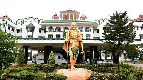 தற்காலிக ஒப்பந்த தொழிலாளர்களாக பட்டதாரிகளை தேர்வு செய்யக் கூடாது: உயர் நீதிமன்றம் உத்தரவு