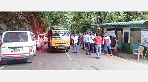 நீலகிரி மாவட்டம் பர்லியாறு சோதனைச் சாவடியில் அனைத்து பயணிகளுக்கும் மருத்துவப் பரிசோதனை நடப்பதால் அணிவகுத்து நிற்கும் வாகனங்கள்.