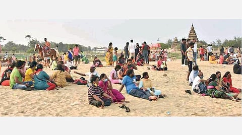 மாமல்லபுரம் கடற்கரையில் ஞாயிற்றுக்கிழமை விடுமுறை நாளை மகிழ்ச்சியாக கழிக்கும் சுற்றுலா பயணிகள். படம்: கோ.கார்த்திக்