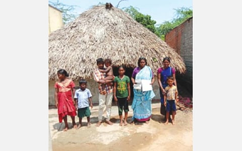 குடிசை வீட்டிற்கு அதிகளவு மின் கட்டணம் வந்துள் ளதாக ரசீதை காண்பிக்கும் மூதாட்டி சரஸ்வதி.