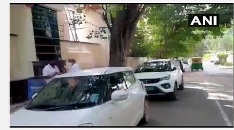 பெங்களூருவில் காங். தலைவர் டி.கே.சிவக்குமாருக்கு சொந்தமான இடங்களில் சிபிஐ அதிகாரிகள் ரெய்டு நடத்திவரும் காட்சி : படம் | ஏஎன்ஐ.