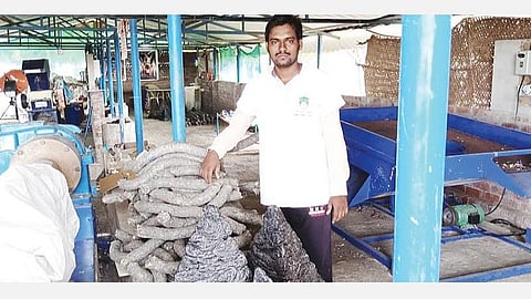 பிளாஸ்டிக் கழிவில் இருந்து திட எரிபொருள் தயாரிப்பு: அசத்தும் ராமநாதபுரம் பொறியியல் பட்டதாரி