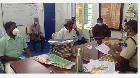 காரைக்கால் தெற்கு மண்டலக் காவல் கண்காணிப்பாளர் கே.எல்.வீரவல்லபனிடம் மனு அளித்த காரைக்கால் போராளிகள் குழுவினர்