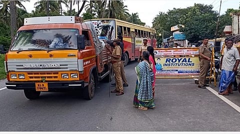 வாளையாறு பகுதியில் வாகனச் சோதனையில் ஈடுபட்ட வேளாண்மைத் துறையினர்.