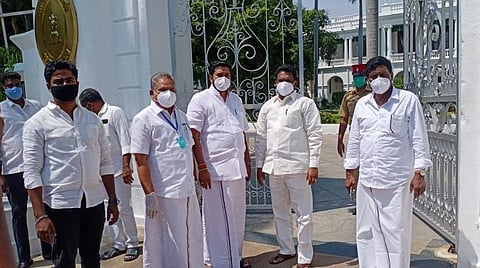 புதுச்சேரி சட்டப்பேரவை முன் தர்ணாவில் ஈடுபட்ட அதிமுக எம்எல்ஏக்கள் அன்பழகன், வையாபுரி மணிகண்டன், பாஸ்கர் அசனா.