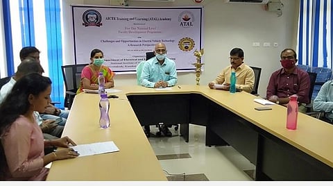 காரைக்கால் என்.ஐ.டியில் 5 நாட்கள் நடைபெறும் இணைய வழியிலான கருத்தரங்கத் தொடங்க நிகழ்வில் பங்கேற்ற என்.ஐ.டி இயக்குநர் கே.சங்கரநாராயணசாமி உள்ளிட்டோர்.