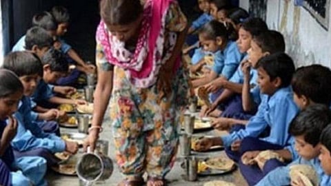 புதுக்கோட்டை மாவட்டத்தில் சத்துணவு அமைப்பாளர், சமையல் உதவியாளர் பணி நியமனத்தில் இறுதி முடிவெடுக்க தடை