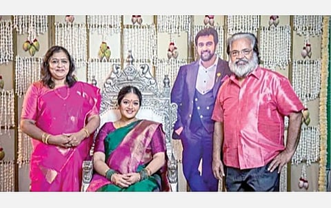 மேக்னா ராஜின் பெற்றோர் சுந்தர் ராஜ் - பிரமிளா ஜோஷி மற்றும் சிரஞ்சீவி சர்ஜாவின் கட் அவுட் .