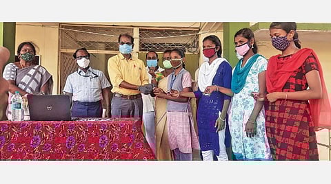 10-ம் வகுப்பு மாணவர்களுக்காக ஆசிரியை ஹேமலதா உருவாக்கிய ‘பென் டிரைவ்’ வடிவ தமிழ் பாட முறையை விழுப்புரம் மாதிரி பள்ளி மாணவிகளுக்கு நேற்று மாவட்ட முதன்மை கல்வி அலுவலர் முனுசாமி வழங்கினார்.