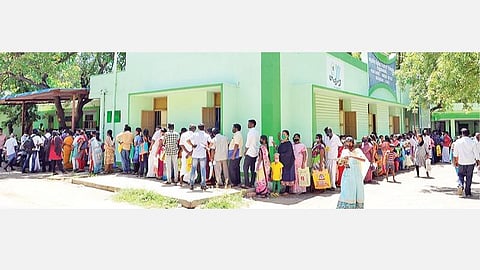 சத்துணவுப் பணியாளர் பணிக்காக பூர்த்தி செய்த விண்ணப்பங்களை அளிக்க மதுரை மேற்கு, கிழக்கு ஊராட்சி ஒன்றிய அலுவலகத்தில் நீண்ட வரிசையில் காத்திருந்த விண்ணப்பதாரர்கள்.படம்: எஸ்.கிருஷ்ணமூர்த்தி