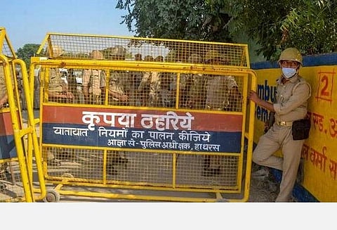 ஹத்ராஸில் போலீஸ் காவல்.