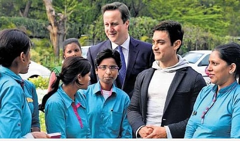 சகா கேப்ஸ் குழுவுடன் ஆமிர்கான், உடன் டேவிட் கேமரூன் | கோப்புப் படம்.