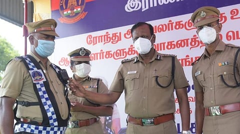 ராணிப்பேட்டை மாவட்டத்தில் ரோந்து காவலர்களுக்கு உடலுடன் அணிந்துகொள்ளக்கூடிய கேமரா வசதியை தொடங்கி வைத்த வடக்கு மண்டல ஐஜி நாகராஜன்.