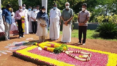 திமுக முன்னாள் அமைச்சர் தங்கம் தென்னரசுவின் தாயார் நினைவிடத்தில் கனிமொழி எம்.பி. அஞ்சலி