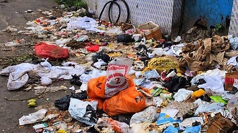 தமிழகத்தில் மருத்துவக் கழிவுகள் கொட்டப்படுவதைத் தடுக்கத் தவறும் அதிகாரிகள்: உயர் நீதிமன்றம் அதிருப்தி