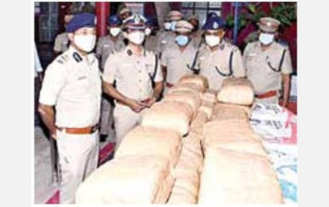 சென்னை பெருநகர காவல் ஆணையர் மகேஷ் குமார் அகர்வால், நேற்று இரவு செங்குன்றம் காவல் நிலையத்துக்கு நேரடியாகச் சென்று, பறிமுதல் செய்யப்பட்ட கஞ்சாவை பார்வையிட்டார்.