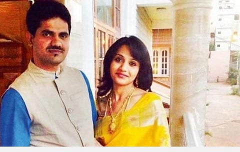 டி.கே.ரவியுடன் குஷூமா | கோப்புப் படம்.