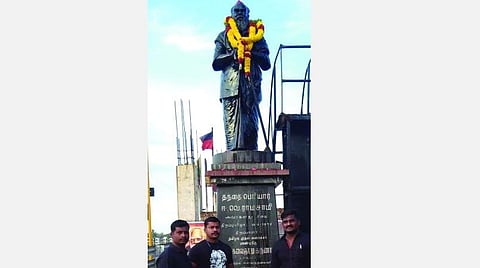பெரியார் சிலைக்கு மரியாதை செலுத்திய காவலர்கள்