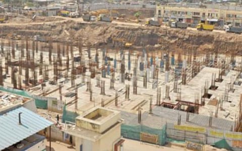 ஸ்மார்ட் சிட்டி பணிகளால் தீபாவளி வியாபாரம் பாதிக்கும் அபாயம்: மதுரை மீனாட்சியம்மன் கோயில் மாசி வீதி வியாபாரிகள் கலக்கம்