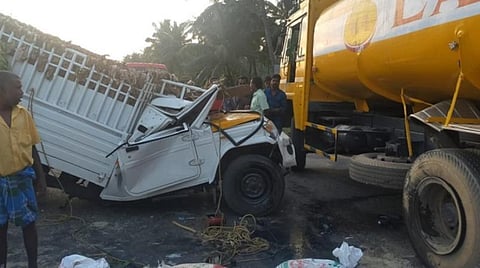 குமரி வழியாக கேரளாவுக்கு ரேஷன் அரிசி கடத்தல் அதிகரிப்பு: வாழைத்தார் பாரத்தில் மறைத்து கொண்டு சென்ற 4 டன் ரேஷன் அரிசியுடன் கவிழ்ந்து விபத்தில் சிக்கிய லாரி