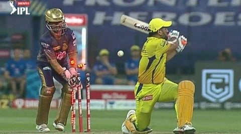 வருண் சக்ரவர்த்தி பந்துவீச்சில் தோனி க்ளீன் போல்டான காட்சி : படம் உதவி | ட்விட்டர்.