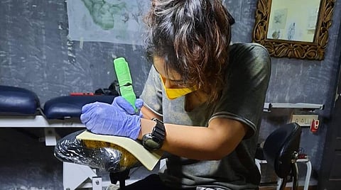 'எனக்கு மாற்றுத்தொழில் இருக்கிறது என நினைக்கிறேன்'- டாட்டூ போடக் கற்றுக்கொண்ட ஆமிர்கான் மகள்